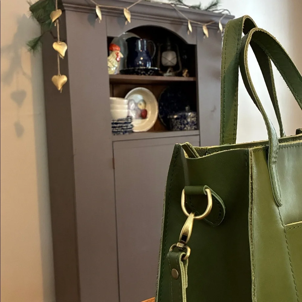 Portland Leather Lola zip tote in pine - Picture 4 of 13